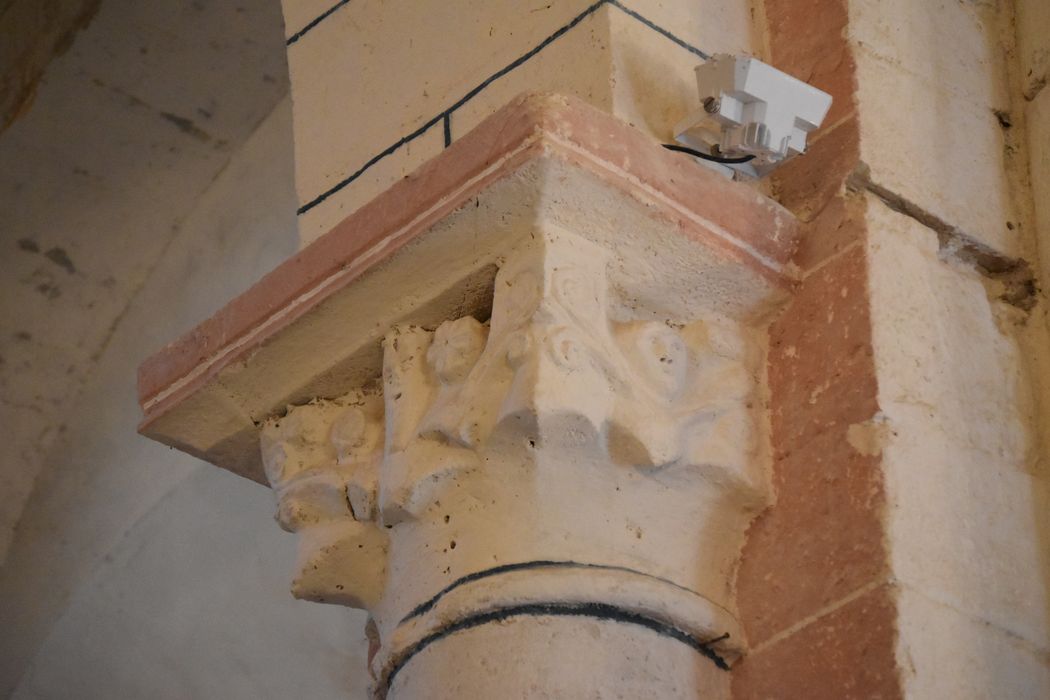 Eglise Saint-Hilaire : Détail d'un chapiteau sculpté