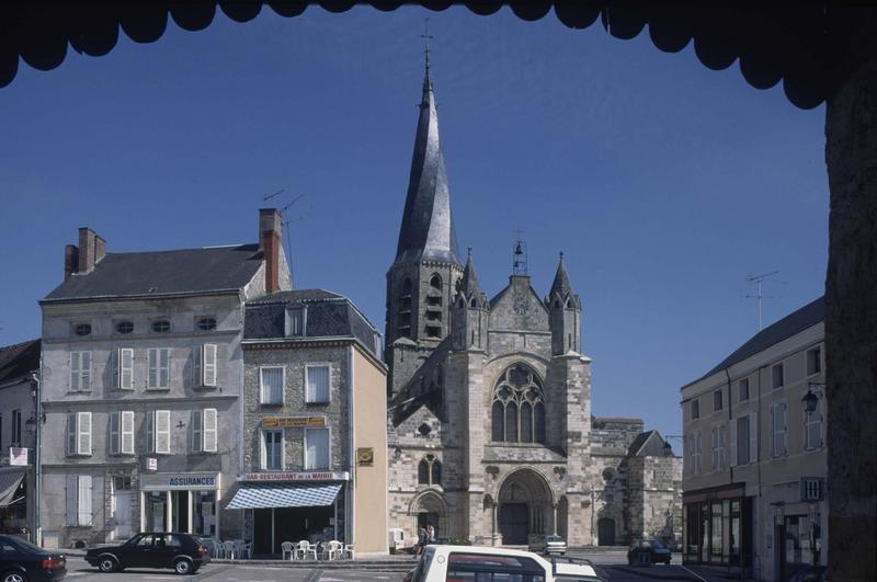 Façade ouest et clocher sur une place