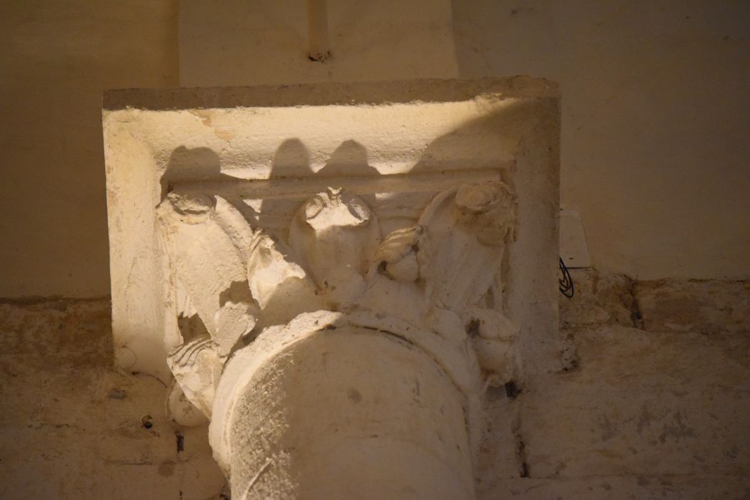 Eglise Saint-Hilaire : Détail d'un chapiteau sculpté