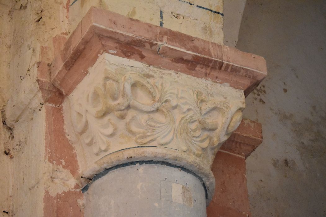 Eglise Saint-Hilaire : Détail d'un chapiteau sculpté