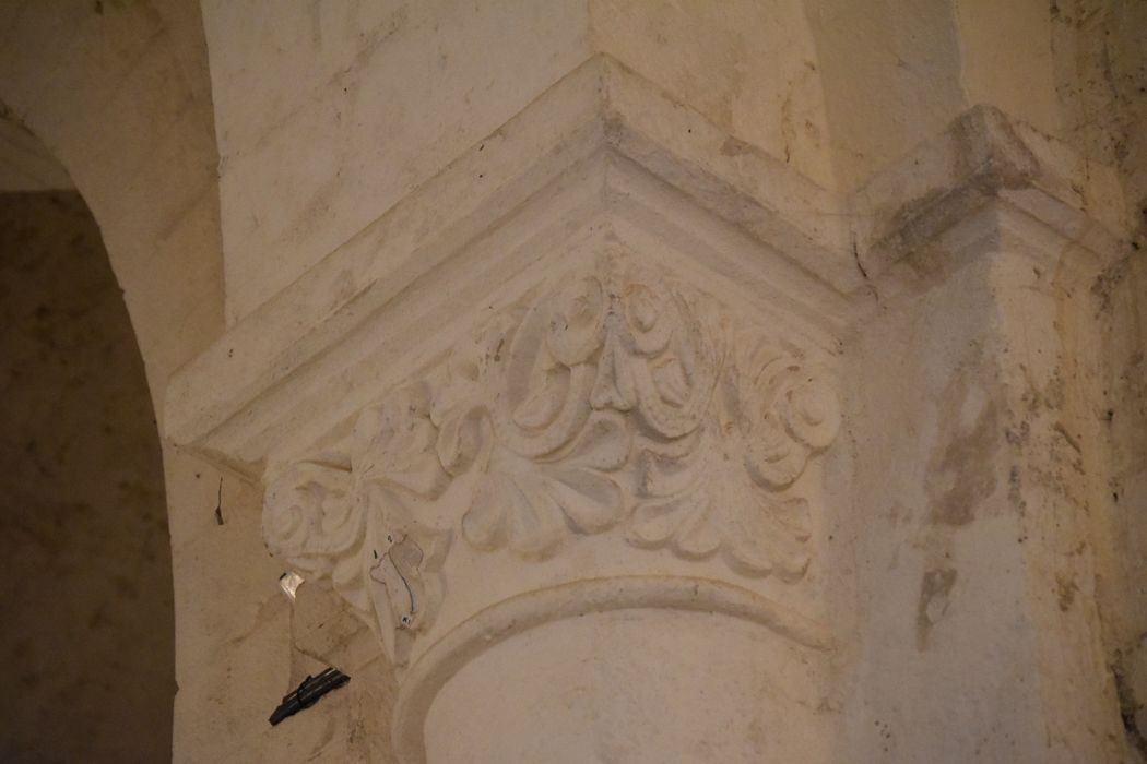 Eglise Saint-Hilaire : Détail d'un chapiteau sculpté