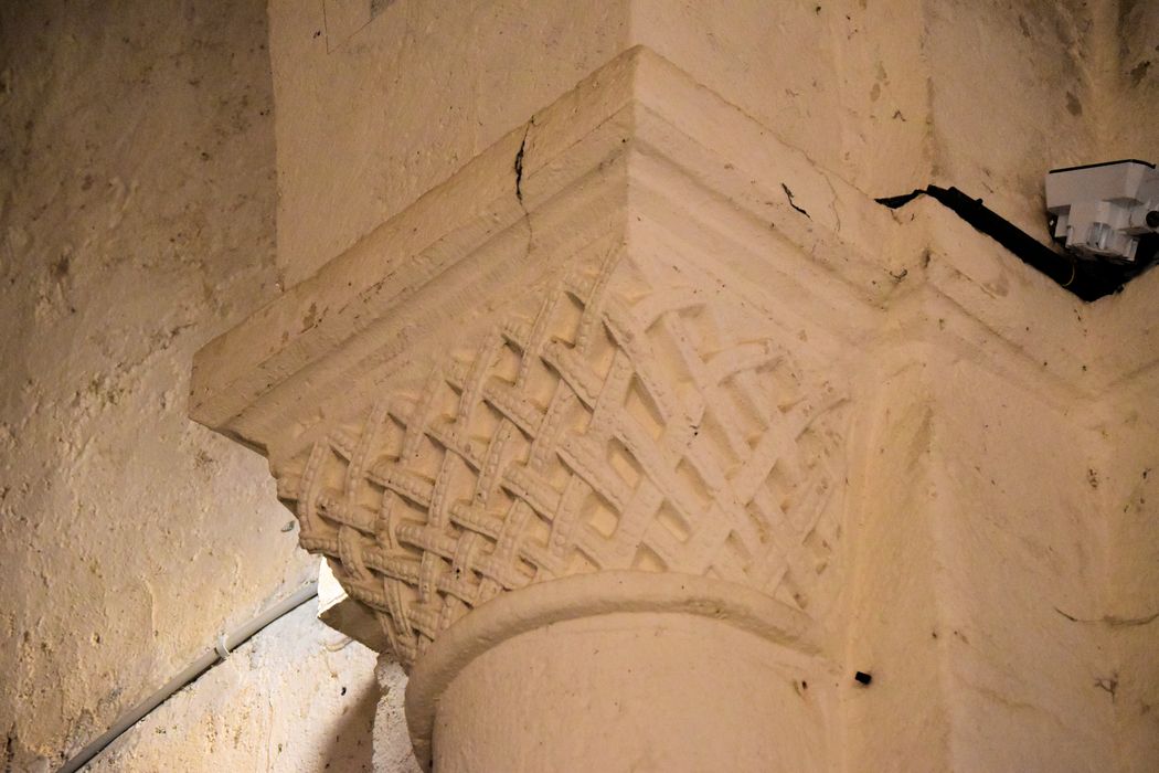 Eglise Saint-Hilaire : Détail d'un chapiteau sculpté