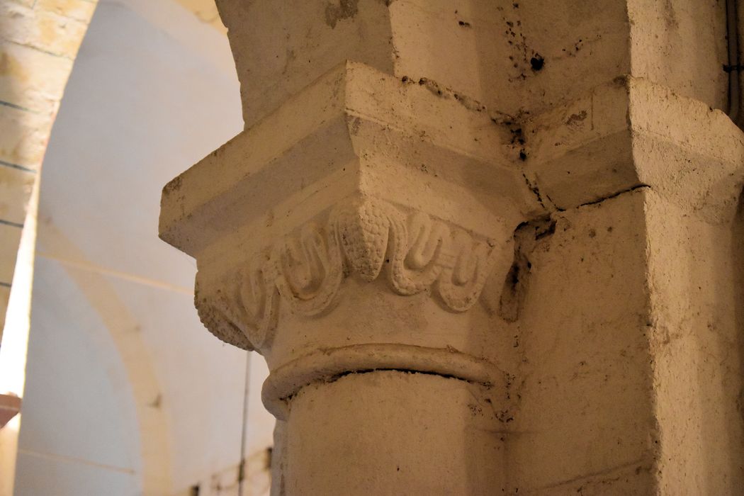 Eglise Saint-Hilaire : Détail d'un chapiteau sculpté