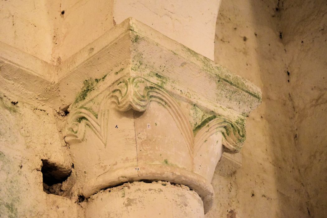 Eglise Saint-Hilaire : Détail d'un chapiteau sculpté