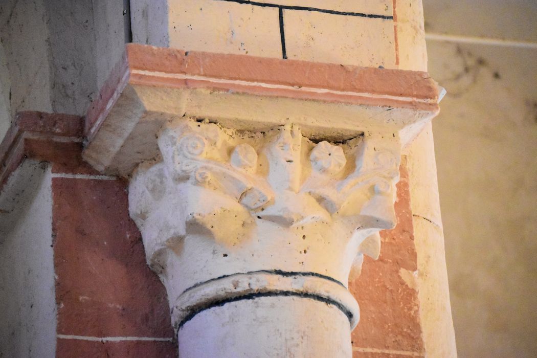 Eglise Saint-Hilaire : Détail d'un chapiteau sculpté