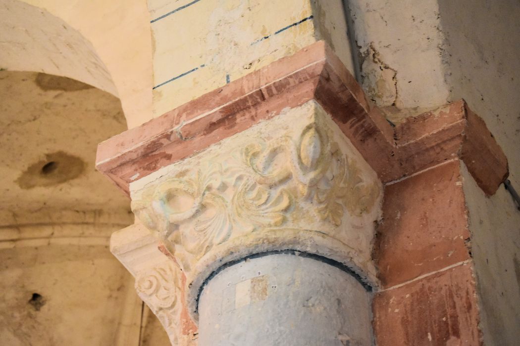 Eglise Saint-Hilaire : Détail d'un chapiteau sculpté