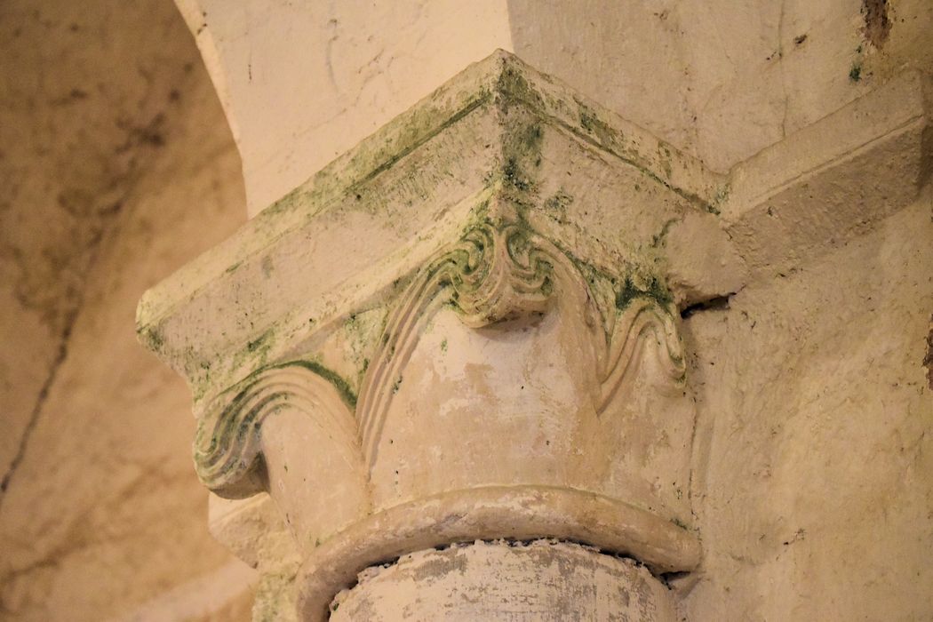 Eglise Saint-Hilaire : Détail d'un chapiteau sculpté