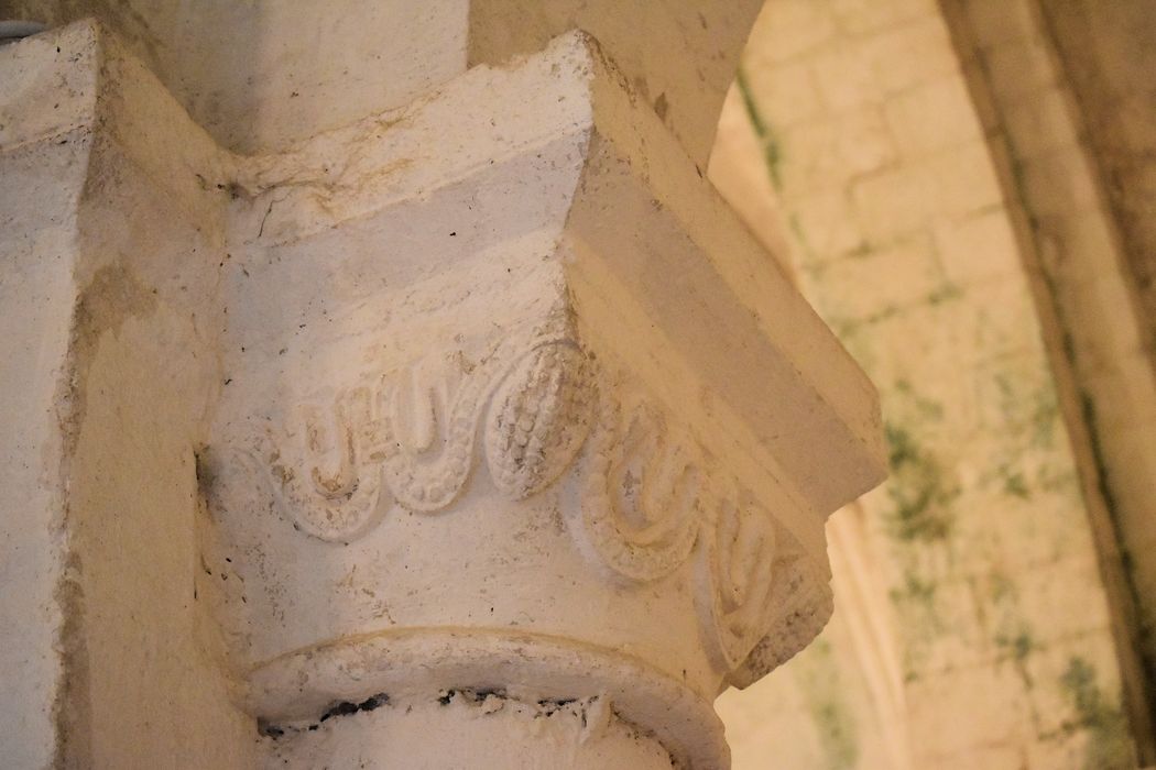 Eglise Saint-Hilaire : Détail d'un chapiteau sculpté