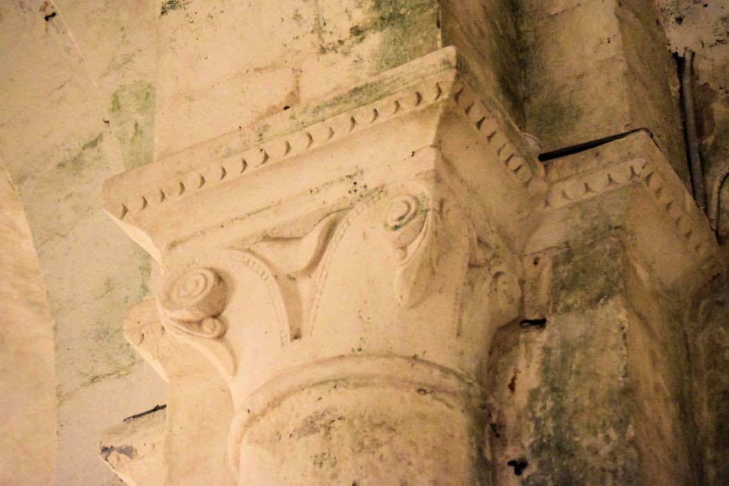 Eglise Saint-Hilaire : Détail d'un chapiteau sculpté