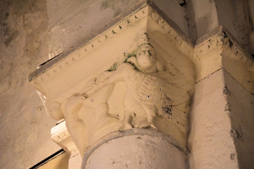 Eglise Saint-Hilaire : Détail d'un chapiteau sculpté