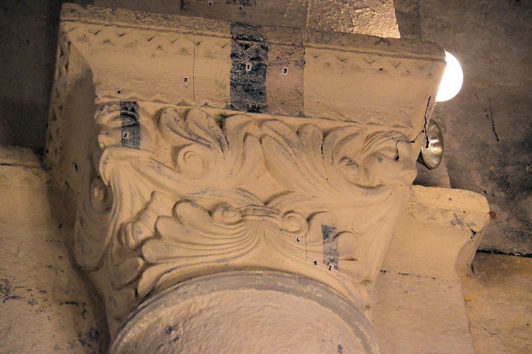 Eglise Saint-Hilaire : Détail d'un chapiteau sculpté