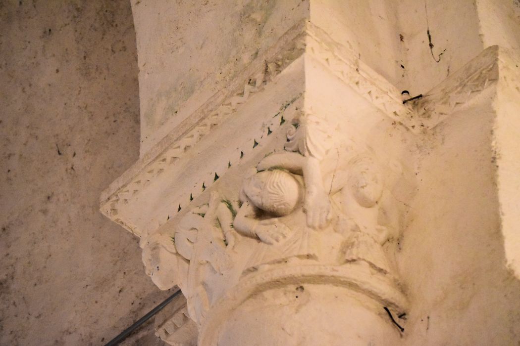 Eglise Saint-Hilaire : Détail d'un chapiteau sculpté