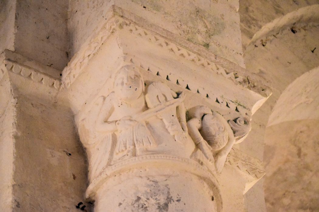 Eglise Saint-Hilaire : Détail d'un chapiteau sculpté