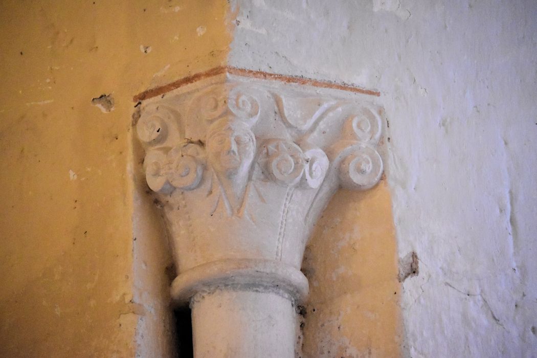 Eglise Saint-Hilaire : Détail d'un chapiteau sculpté