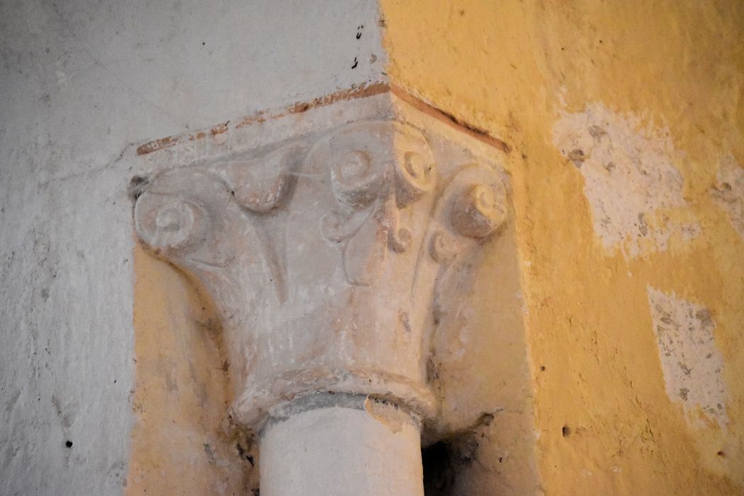 Eglise Saint-Hilaire : Détail d'un chapiteau sculpté