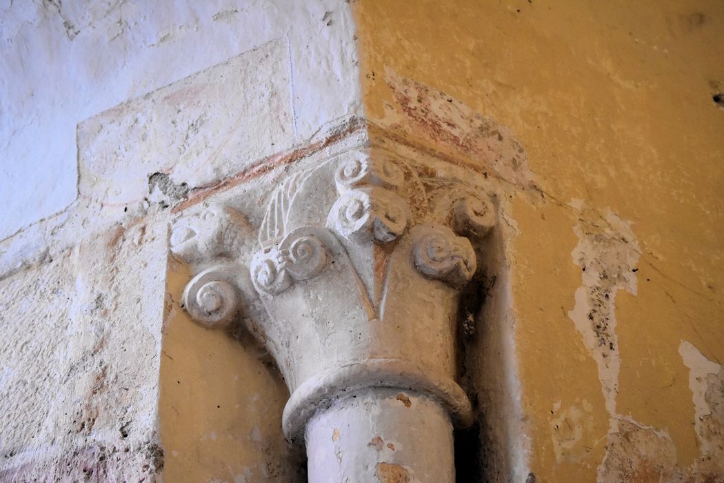 Eglise Saint-Hilaire : Détail d'un chapiteau sculpté