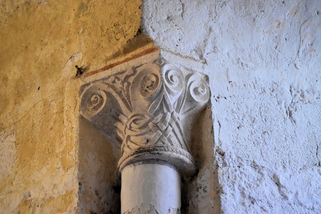 Eglise Saint-Hilaire : Détail d'un chapiteau sculpté