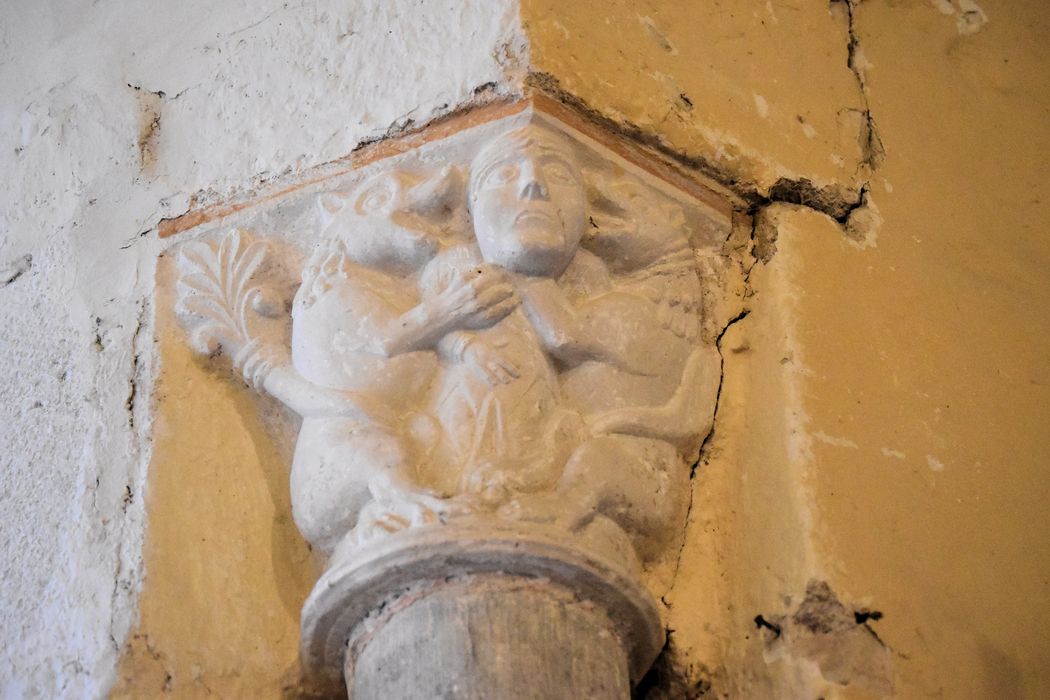 Eglise Saint-Hilaire : Détail d'un chapiteau sculpté