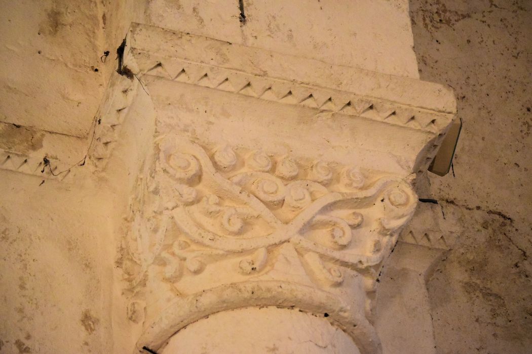 Eglise Saint-Hilaire : Détail d'un chapiteau sculpté