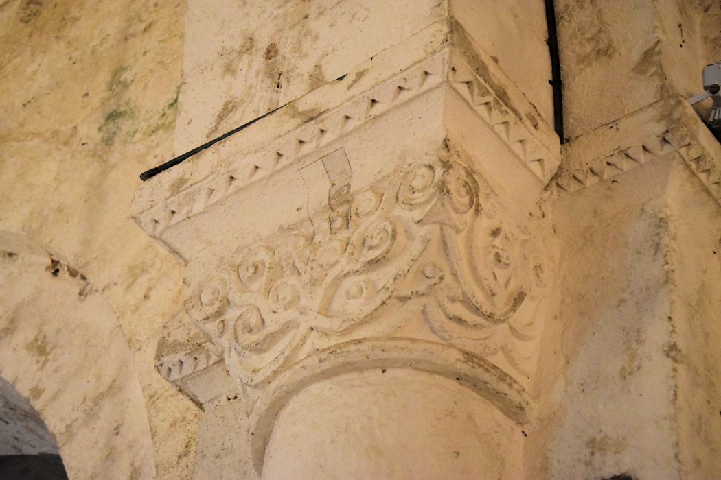 Eglise Saint-Hilaire : Détail d'un chapiteau sculpté