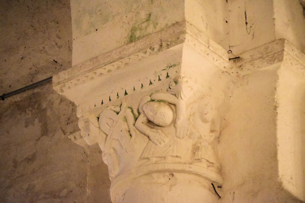 Eglise Saint-Hilaire : Détail d'un chapiteau sculpté