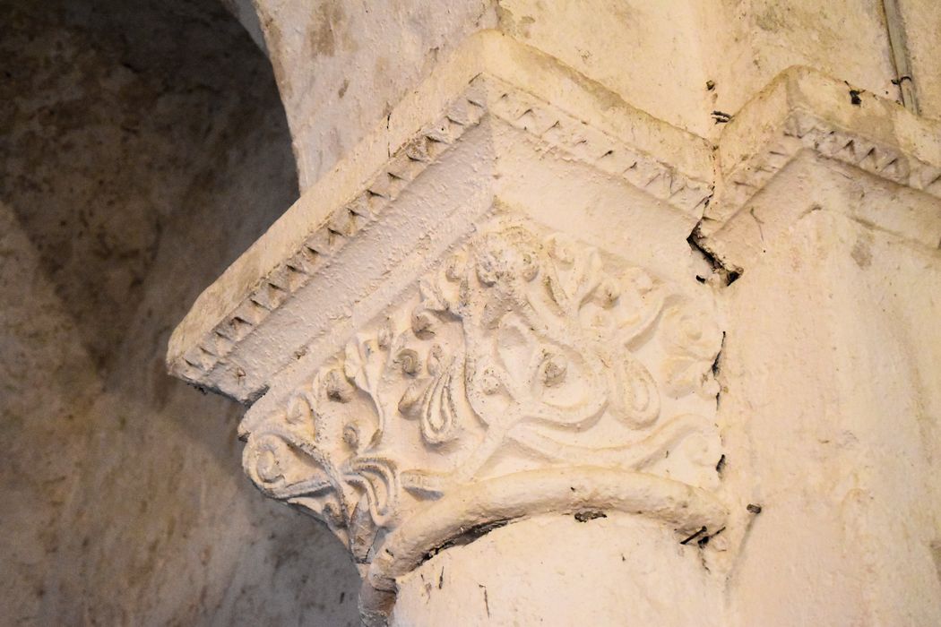 Eglise Saint-Hilaire : Détail d'un chapiteau sculpté