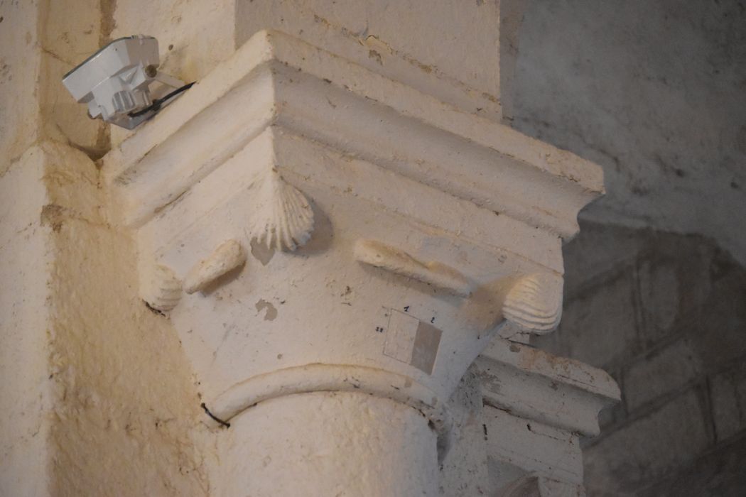 Eglise Saint-Hilaire : Détail d'un chapiteau sculpté