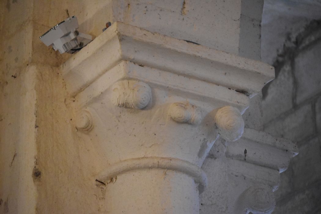 Eglise Saint-Hilaire : Détail d'un chapiteau sculpté