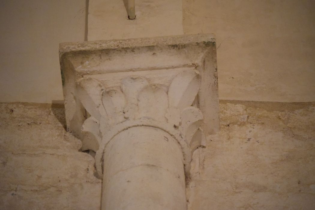 Eglise Saint-Hilaire : Détail d'un chapiteau sculpté