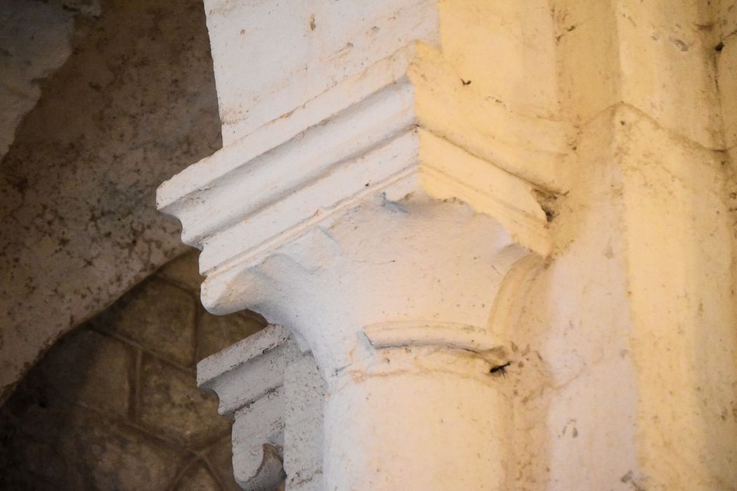 Eglise Saint-Hilaire : Détail d'un chapiteau sculpté