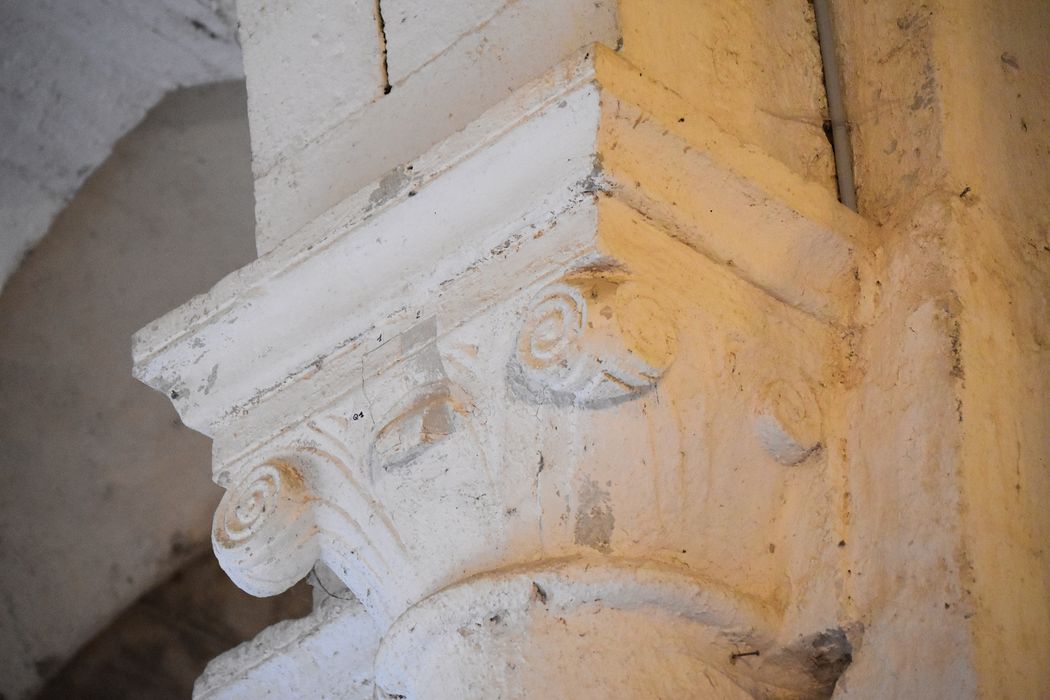 Eglise Saint-Hilaire : Détail d'un chapiteau sculpté