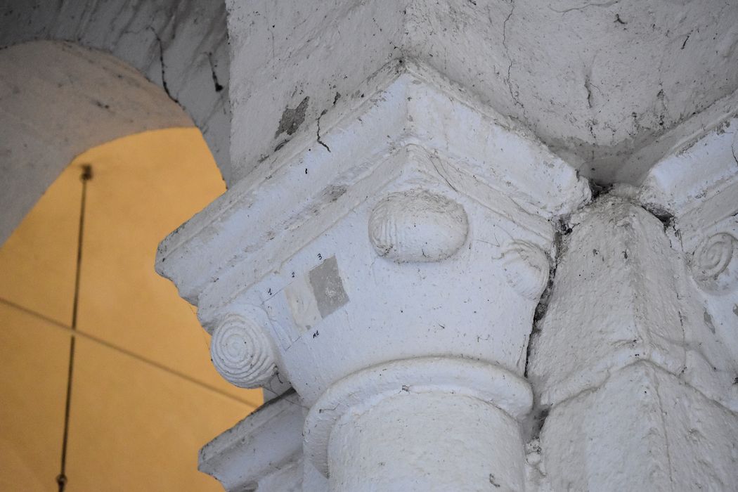 Eglise Saint-Hilaire : Détail d'un chapiteau sculpté