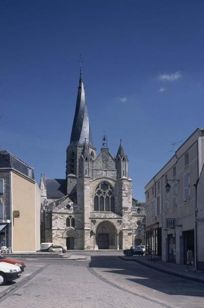 Façade ouest sur une place