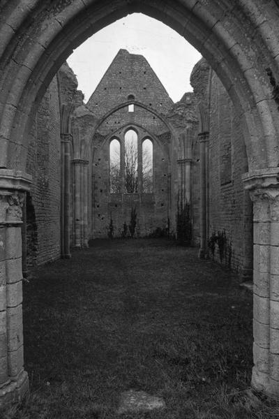 Arcature de la nef en ruines