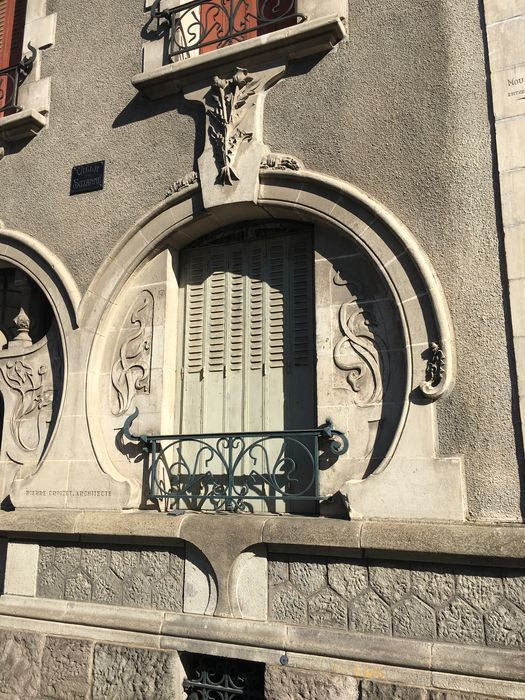 Villa Suzanne : Façade sur rue, détail d'une baie