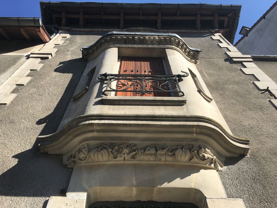 Villa Suzanne : Façade sur rue, détail des modénatures