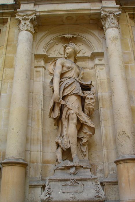 Ancien hôtel d'Escoville : Cour d'honneur, statue de Judith