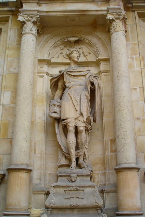 Ancien hôtel d'Escoville : Cour d'honneur, statue de David