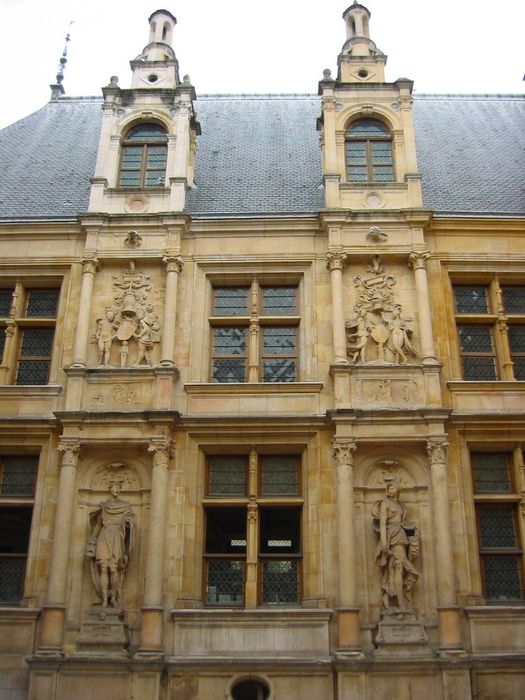 Ancien hôtel d'Escoville : Cour d'honneur, vue partielle de la façade