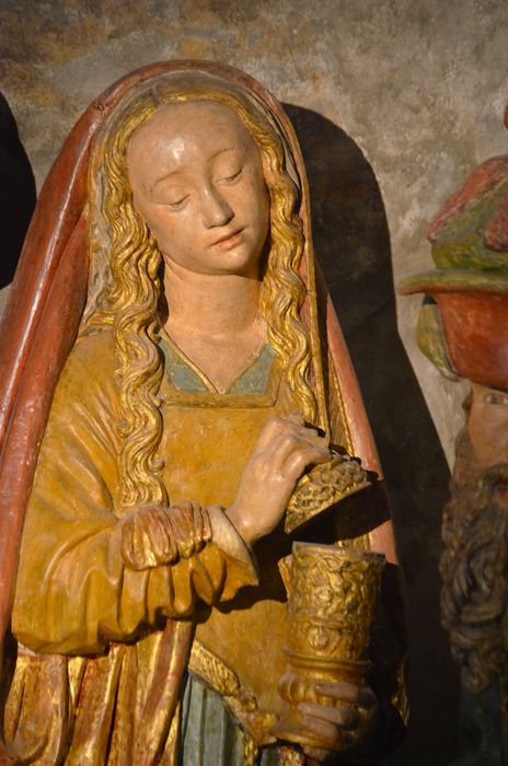 groupe sculpté : Mise au tombeau, vue partielle de sainte Madeleine