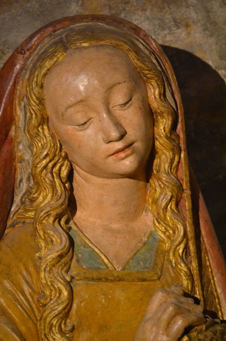 groupe sculpté : Mise au tombeau, vue partielle de sainte Madeleine