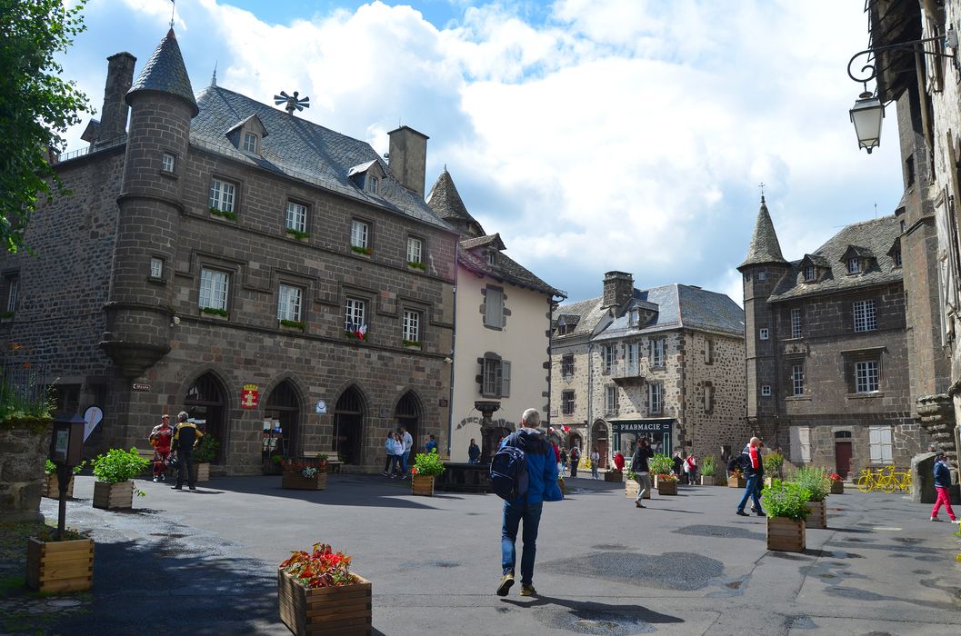 Maisons de ville : Vue générale des façades sur la place