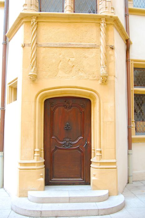 Hôtel de Gadagne : Cour intérieure, tour d'escalier, porte d'accès, vue générale