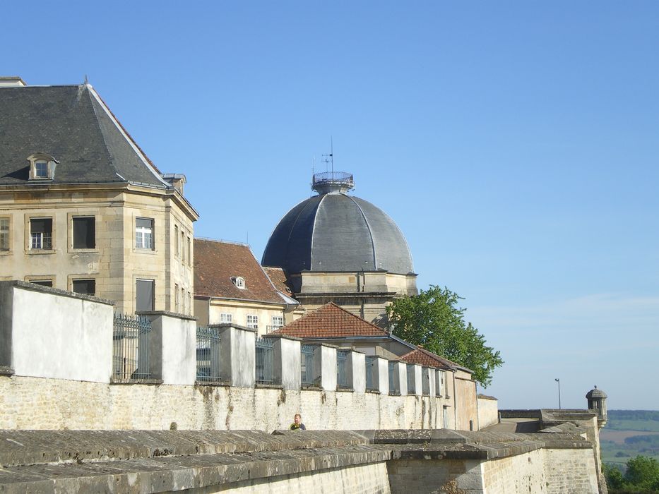 Hôpital de la Charité : Vue partielle de chapelle dans son environnement depuis le sud