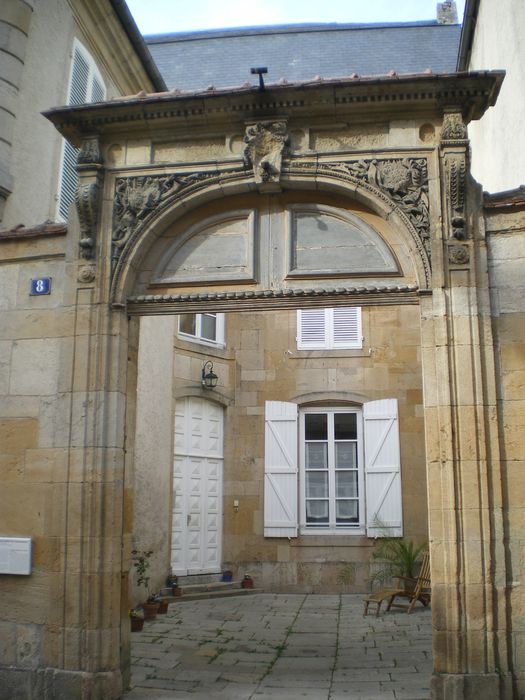 Hôtel du Gouvernement (ancien) : Portail d'accès à la cour, vue gnéérale