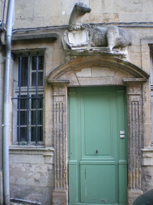 Hôtel : Porte d'accès sur cour, vue générale