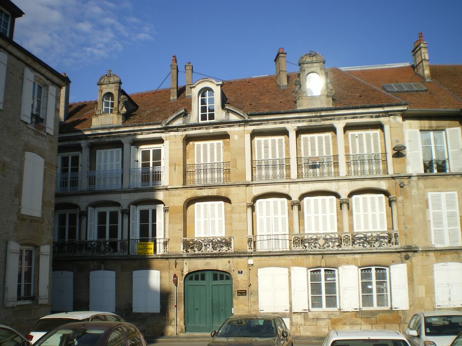 Maison : Façade sur rue, vue générale