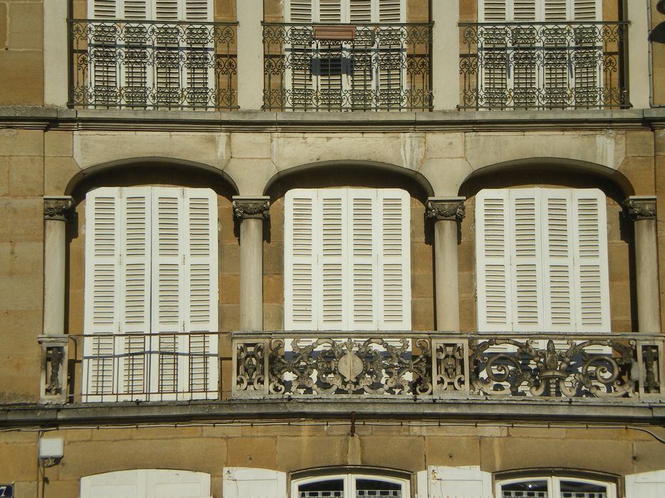 Maison : Façade sur rue, vue partielle