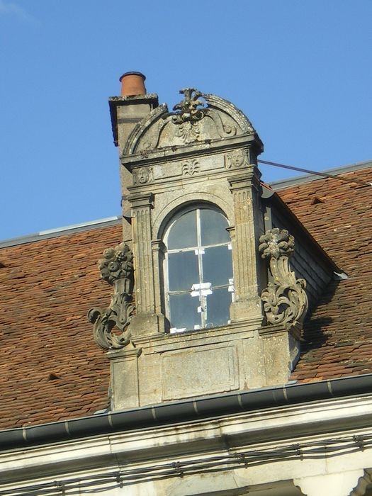 Maison : Détail d'une lucarne sur rue