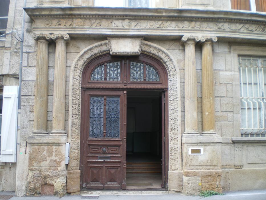 Maison : Porte d'accès sur rue, vue générale